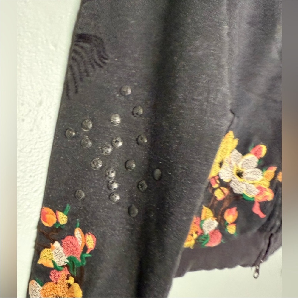 Da-Nang embroidered dark grey hoodie - Picture 6 of 8